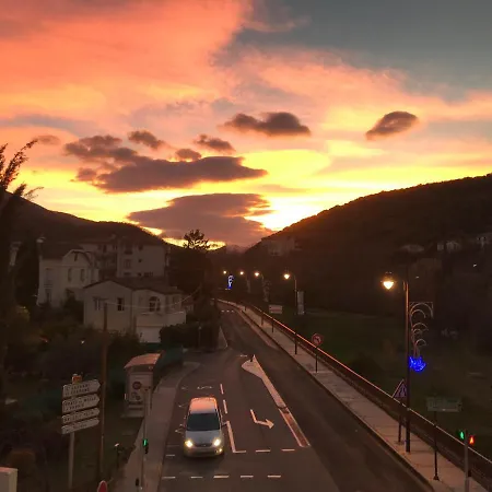 Hebergements A La Rive, Accueil Ouvert Tous Les Jours Jusqu'a 20h00 Dernier Delai, Depuis 30 Ans ! Reserver Ici Svp ! Merci ! Aucun Reglement A Distance Accepte, Paiement Par Cb, Especes, Cheque Ou Cheques-vacances Imperativement A La Remise Des Clef